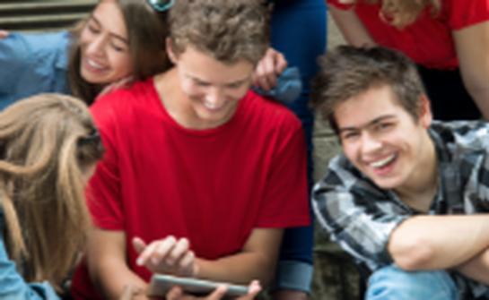 Jugendliche stellen Fragen