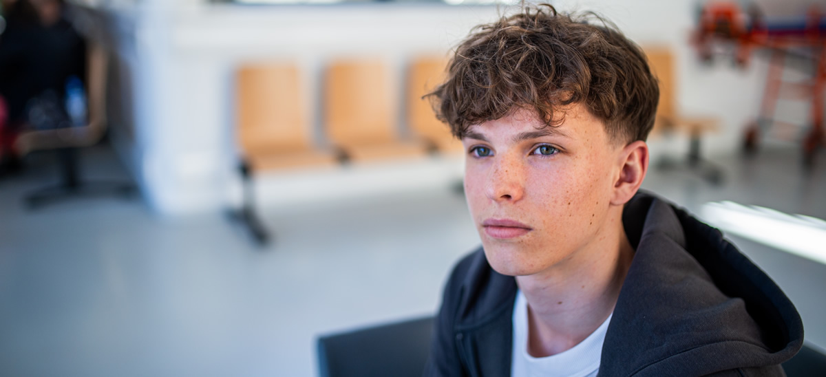 Junger Mann mit nachdenklichem Gesichtsausdruck